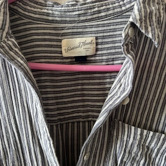 Universal Thread button up - Picture 2 of 3